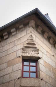 Bazouges-la-Pérouse - Fenêtre remarquable de la maison du procureur du roi