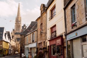 Rue de l'église de Bazouges-la-Pérouse