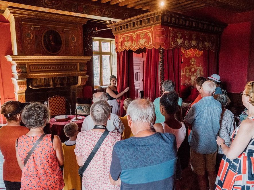 Groupe visitant une chambre du Rocher Portail