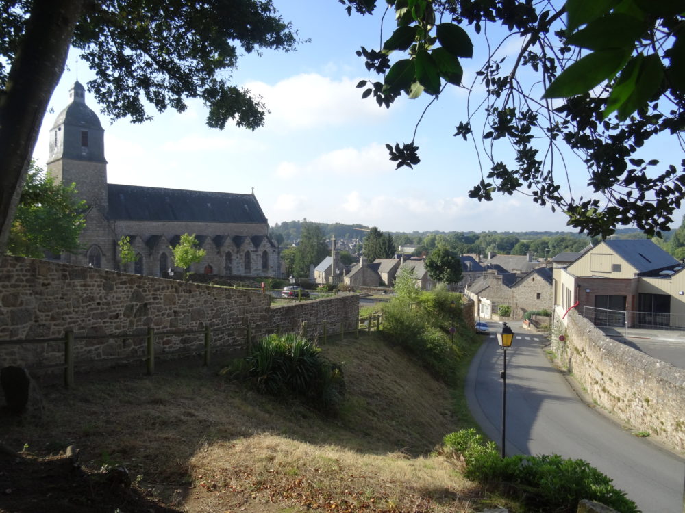 Vue sur St-Germain-en-Coglès depuis la grotte de Lourdes